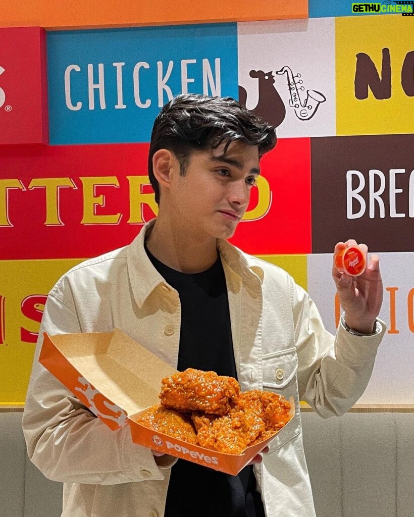 Patrick Quiroz Instagram - Finally, it’s happening! 🥳 Found a place perfect for dine-in, @popeyesph Ayala Malls Trinoma (Level 1) is now open. Its vibe is what I’ve been looking for; to chill and get some good food with my favorite people. 😍 Of course, you have nothing to worry about! You’re in good hands—- safety protocols are being observed as you enter the place. If you want to avoid long queues, you can check on www.centraldelivery.ph and grab food. Just simply download the app. Lezzzgoo, I’ll definitely grab one for tonight’s dinner! 🍽🍗 #PopeyesPh #PopeyesChicken #PoppinUpInTrinoma #PopeyesInAClick #PopeyesSanta