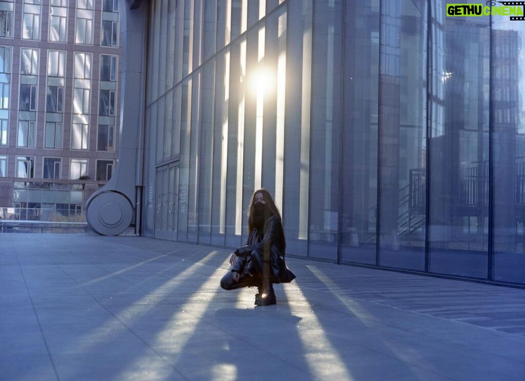 Paulina Gaitán Instagram - Let the sun shine 💛✨ . . . . . . . . . #nyc #sunset #womenpower #light #cachephoto #shadows #normalday #missingmyvacation #livingmybestlife #sonyalpha #sony7c