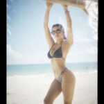 Paulina Gaitán Instagram – Extrañando la vacación 🙄✨💛
