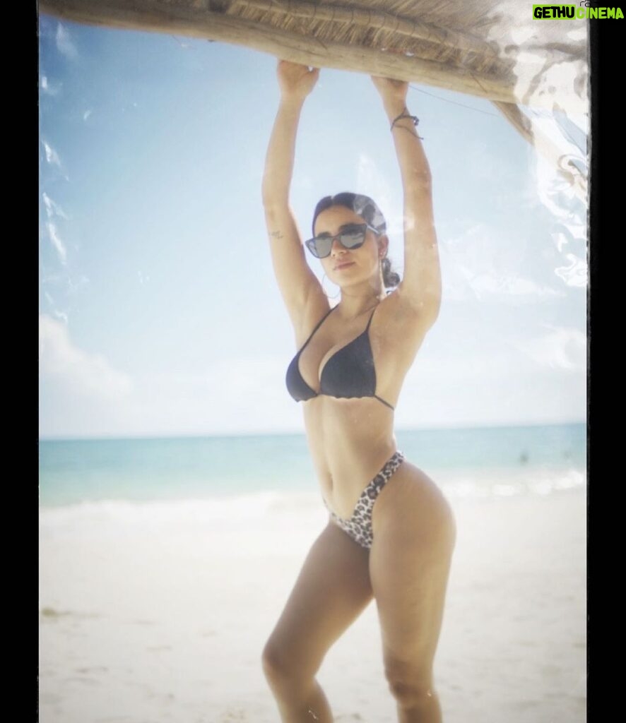 Paulina Gaitán Instagram - Extrañando la vacación 🙄✨💛