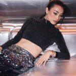 Phạm Nguyễn Lan Thy Instagram - Cô Thy này lần đầu tôi được gặp. Hôm đấy sắm vai cô gái disco kiêu kì tại sự kiện @hm x @rabanne, nhân dịp ra mắt BST mới đầy sự phóng khoáng tiệc tùng rất Rabanne nhưng cũng đầy lãng mạn cổ điển. Một buổi tiệc sang trọng lấp lánh tại @sunlifevn được tạo nên bởi chị @hadocreative và team 🫶 Mọi người thấy sao? Chứ tôi cũng tự thấy lạ hoắc với cái tạo hình này 😂 ____ Lan Thy by @trinhtatdat Makeup @trieu_lee Hair @hua_dung93 Photo @hachihachidoan Stylist @babithanh #rabannehm