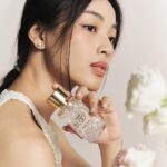 Phạm Nguyễn Lan Thy Instagram – Aura Rosa – mọi người thấy cái tên này có hợp với Thy không 😗

Đây là tên mùi hương nước hoa gần đây Thy yêu thích đó!
Mỗi lần xịt em này của Cindy Bloom là Thy ngỡ như mình lạc vào một vườn hoa trắng thơ mộng trong một chiều nắng mùa xuân. 
Thy đọc thì thấy mùi hương nghiêng về các mùi hoa và xạ hương, còn Thy ngửi thì sẽ có mùi lá xanh và các loài hoa trắng đặc trưng, có một chút kiêu sa, tinh tế và cũng mạnh mẽ, thuần khiết.

Ai muốn tìm một em nước hoa nhỏ nhắn, vẻ ngoài sang trọng nhưng giá thành mềm mại thì thử ngay bạn này nhé 🤍
#CindyBloom  #AuraRosa