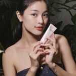 Phạm Nguyễn Lan Thy Instagram - Sài Gòn mùa mưa lúc nào cũng gợi nhắc lại cho Thy những kỷ niệm ngày nhỏ nghịch ngợm hay chơi dưới mưa. Lớn lên mình mới biết, nước mưa lại là chất xúc dẫn những bụi bẩn tích tụ trên da dẫn đến kích ứng, mụn, sạm và lão hóa. Bí kíp chăm sóc da mùa mưa của Thy đặc biệt chú trọng hơn các bước làm sạch và dưỡng để giữ làn da luôn tươi sáng, rạng ngời. Đầu tiên chắc chắn là sử dụng nước tẩy trang sạch thoáng để làm sạch làn da, tiếp theo là sữa rửa mặt có độ dưỡng ẩm tốt để giúp da của mình không bị khô. Thy sử dụng thêm tinh chất ốc sên phục hồi da và tinh chất sáng da chứa AHA/PHA để da luôn săn chắc và căng bóng. Hiện tại các brand mà Thy tin dùng đều được bán chính thức trên Lazada đặc biệt từ ngày 24.09 LazBeauty giảm đến 50% mà còn đi kèm nhiều voucher tích lũy, mua 1 tặng 1. Mọi người có thể tìm kiếm những sản phẩm skincare uy tín với giá chưa đến 2 cốc trà sữa đến từ Laz Beauty nha! Nhớ chăm sóc sức khoẻ của mình và cả sức khoẻ làn da để lúc nào cũng vô tư vui đùa dưới mưa như những ngày nhỏ mọi người nhé. #HangHieuGiaHoi #SanDealHoi #Lazada