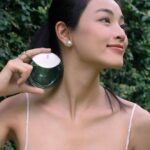Phạm Nguyễn Lan Thy Instagram - Issey Miyake A Drop D’Issey Essentielle là mùi hương mà Thy thích nhất trong mùa này. Issey Miyake đã mô tả hương thơm vừa rực rỡ vừa thanh khiết, lấy cảm hứng từ làn sương sớm giữa khu rừng khi những tia nắng len lỏi qua lá cây. Cầm trên tay “giọt nước tinh khiết” giữa khu vườn xanh nắng, Thy thả mình trong hương thơm của lá non xanh, hoa mộc lan, xạ hương tạo. Để cho hương hoa tươi mát thấm đẫm hơi sương dắt mình vào trong không gian của tự nhiên, nhẹ nhàng như hương thơm của Nước Cảm ơn Issey Miyake đã mang cả một buổi sớm trong lành vào trong những nốt hương tuyệt diệu. #followthedrops