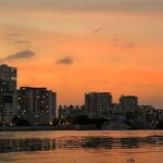 Phạm Nguyễn Lan Thy Instagram - hoàng hôn tóc em buông vài lọn nhỏ nắng nhoà chẳng cam rực bằng môi em hai ta đi giữa bầu trời gọn nhỏ thân hình cũng nhỏ và bóng mình hơi lem