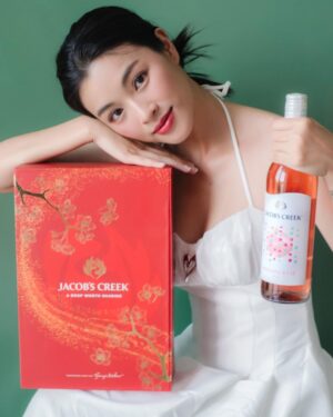Phạm Nguyễn Lan Thy Instagram - Tủ rượu của Thy nay có thêm bạn mới, 2 chai vang ngọt thanh tao moscato từ nhà Jacob’s Creek. Ai đã qua nhà chơi chắc chắn đều biết Thy chuộng những dòng rượu ngọt, vừa nịnh khẩu vị của mình, vừa phù hợp cho những buổi tụ tập với mấy cô bạn gái. 

Độ ngọt của dòng này vừa phải, có vị trái cây tươi và độ axit thấp nên khá dễ uống và hợp với nhiều loại đồ ăn. Vẫn nhớ tại buổi event sinh nhật Tạp chí ELLE, Thy hoàn toàn và ngất ngư bởi Jacob’s Creek. Rất đáng trải nghiệm nhé :)) 

À lúc nhận quà Thy cũng hơi bất ngờ với thiết kế hộp rượu đợt này, rất xinh và phù hợp để làm quà cho dịp Tết sắp tới. Giờ thì mời các chị em soạn đồ đến với ngôi nhà thân yêu của Thy để say sưa 🥂

#JacobsCreekVietnam #Vangthuonghang #Xungdangsechia