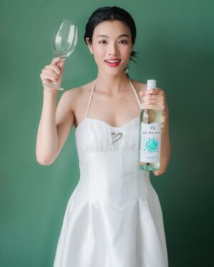 Phạm Nguyễn Lan Thy Instagram - Tủ rượu của Thy nay có thêm bạn mới, 2 chai vang ngọt thanh tao moscato từ nhà Jacob’s Creek. Ai đã qua nhà chơi chắc chắn đều biết Thy chuộng những dòng rượu ngọt, vừa nịnh khẩu vị của mình, vừa phù hợp cho những buổi tụ tập với mấy cô bạn gái. 

Độ ngọt của dòng này vừa phải, có vị trái cây tươi và độ axit thấp nên khá dễ uống và hợp với nhiều loại đồ ăn. Vẫn nhớ tại buổi event sinh nhật Tạp chí ELLE, Thy hoàn toàn và ngất ngư bởi Jacob’s Creek. Rất đáng trải nghiệm nhé :)) 

À lúc nhận quà Thy cũng hơi bất ngờ với thiết kế hộp rượu đợt này, rất xinh và phù hợp để làm quà cho dịp Tết sắp tới. Giờ thì mời các chị em soạn đồ đến với ngôi nhà thân yêu của Thy để say sưa 🥂

#JacobsCreekVietnam #Vangthuonghang #Xungdangsechia