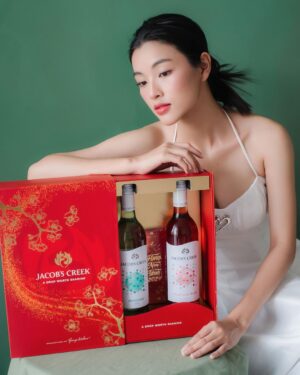 Phạm Nguyễn Lan Thy Instagram - Tủ rượu của Thy nay có thêm bạn mới, 2 chai vang ngọt thanh tao moscato từ nhà Jacob’s Creek. Ai đã qua nhà chơi chắc chắn đều biết Thy chuộng những dòng rượu ngọt, vừa nịnh khẩu vị của mình, vừa phù hợp cho những buổi tụ tập với mấy cô bạn gái. 

Độ ngọt của dòng này vừa phải, có vị trái cây tươi và độ axit thấp nên khá dễ uống và hợp với nhiều loại đồ ăn. Vẫn nhớ tại buổi event sinh nhật Tạp chí ELLE, Thy hoàn toàn và ngất ngư bởi Jacob’s Creek. Rất đáng trải nghiệm nhé :)) 

À lúc nhận quà Thy cũng hơi bất ngờ với thiết kế hộp rượu đợt này, rất xinh và phù hợp để làm quà cho dịp Tết sắp tới. Giờ thì mời các chị em soạn đồ đến với ngôi nhà thân yêu của Thy để say sưa 🥂

#JacobsCreekVietnam #Vangthuonghang #Xungdangsechia