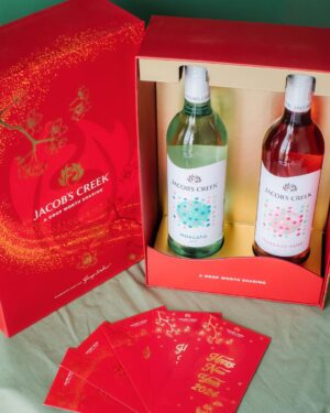 Phạm Nguyễn Lan Thy Instagram - Tủ rượu của Thy nay có thêm bạn mới, 2 chai vang ngọt thanh tao moscato từ nhà Jacob’s Creek. Ai đã qua nhà chơi chắc chắn đều biết Thy chuộng những dòng rượu ngọt, vừa nịnh khẩu vị của mình, vừa phù hợp cho những buổi tụ tập với mấy cô bạn gái. 

Độ ngọt của dòng này vừa phải, có vị trái cây tươi và độ axit thấp nên khá dễ uống và hợp với nhiều loại đồ ăn. Vẫn nhớ tại buổi event sinh nhật Tạp chí ELLE, Thy hoàn toàn và ngất ngư bởi Jacob’s Creek. Rất đáng trải nghiệm nhé :)) 

À lúc nhận quà Thy cũng hơi bất ngờ với thiết kế hộp rượu đợt này, rất xinh và phù hợp để làm quà cho dịp Tết sắp tới. Giờ thì mời các chị em soạn đồ đến với ngôi nhà thân yêu của Thy để say sưa 🥂

#JacobsCreekVietnam #Vangthuonghang #Xungdangsechia