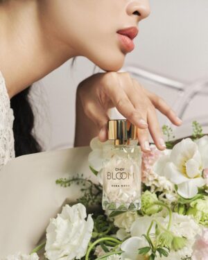 Phạm Nguyễn Lan Thy Instagram - Aura Rosa - mọi người thấy cái tên này có hợp với Thy không 😗

Đây là tên mùi hương nước hoa gần đây Thy yêu thích đó!
Mỗi lần xịt em này của Cindy Bloom là Thy ngỡ như mình lạc vào một vườn hoa trắng thơ mộng trong một chiều nắng mùa xuân. 
Thy đọc thì thấy mùi hương nghiêng về các mùi hoa và xạ hương, còn Thy ngửi thì sẽ có mùi lá xanh và các loài hoa trắng đặc trưng, có một chút kiêu sa, tinh tế và cũng mạnh mẽ, thuần khiết.

Ai muốn tìm một em nước hoa nhỏ nhắn, vẻ ngoài sang trọng nhưng giá thành mềm mại thì thử ngay bạn này nhé 🤍
#CindyBloom  #AuraRosa
