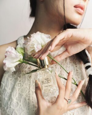 Phạm Nguyễn Lan Thy Instagram - Aura Rosa - mọi người thấy cái tên này có hợp với Thy không 😗

Đây là tên mùi hương nước hoa gần đây Thy yêu thích đó!
Mỗi lần xịt em này của Cindy Bloom là Thy ngỡ như mình lạc vào một vườn hoa trắng thơ mộng trong một chiều nắng mùa xuân. 
Thy đọc thì thấy mùi hương nghiêng về các mùi hoa và xạ hương, còn Thy ngửi thì sẽ có mùi lá xanh và các loài hoa trắng đặc trưng, có một chút kiêu sa, tinh tế và cũng mạnh mẽ, thuần khiết.

Ai muốn tìm một em nước hoa nhỏ nhắn, vẻ ngoài sang trọng nhưng giá thành mềm mại thì thử ngay bạn này nhé 🤍
#CindyBloom  #AuraRosa