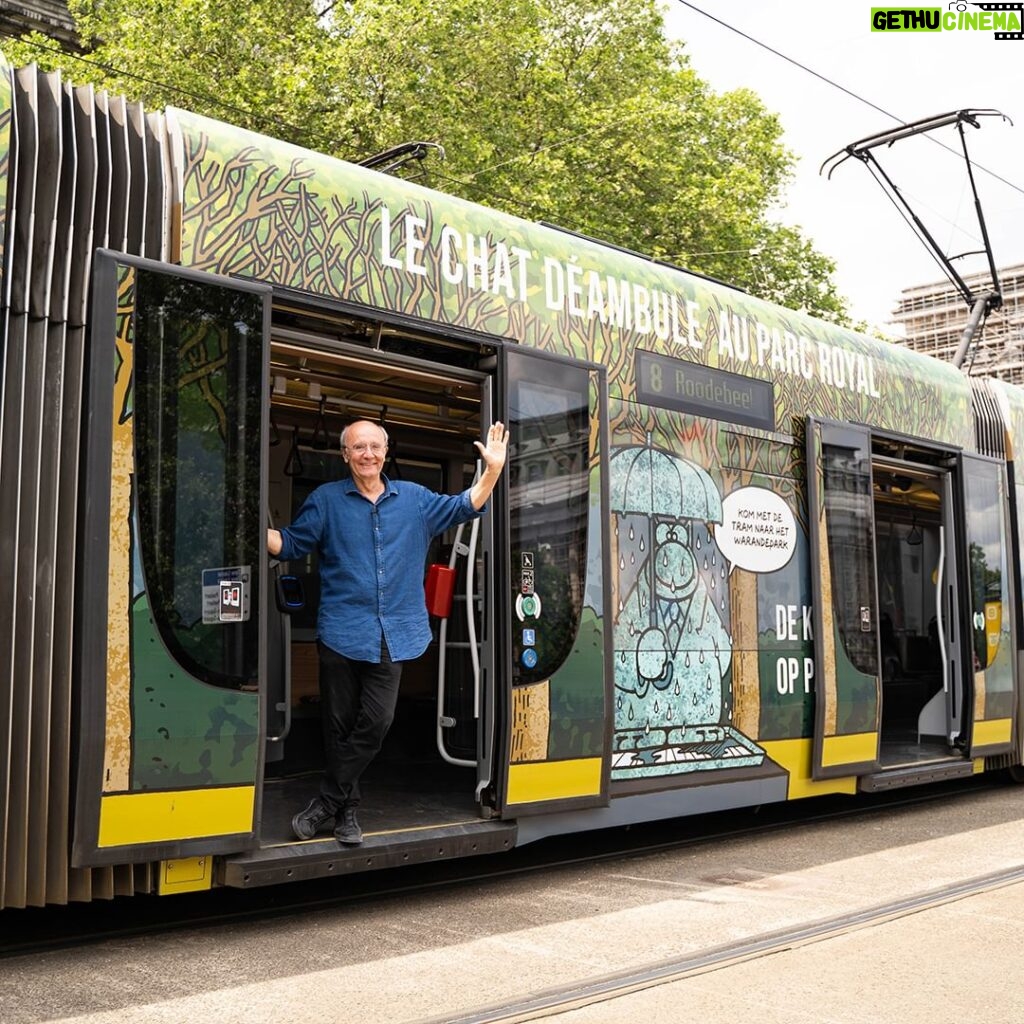 Philippe Geluck Instagram - L’expo Le Chat Déambule dans le Parc Royal à Bruxelles, c’est pour les petits et grands. Le voyage commence à bord du tram Le Chat. Quel plaisir de partager tous ces sourires. #LeChat #stib #lechatdeambule #humour @delaprod.be 📸