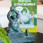 Philippe Geluck Instagram - Ce n’est pas évident de mettre une des statues monumentales dans son salon, fort heureusement il existe des versions miniatures en bronze. Il parait que ce bronze vaut de l’or !