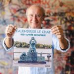 Philippe Geluck Instagram - Vous l’aviez noté dans votre agenda 2023, les nouveaux agendas – calendriers 2024 arrivent sur la boutique du Chat ce mercredi 27 septembre. Vous pouvez déjà noter votre rdv annuel à l’année prochaine pour l’édition 2025. 📸 @delaprod.be #lechat #agenda Belgium