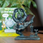 Philippe Geluck Instagram - Mini bronze « Tutu et grominet ». Bonne nouvelle, l’exposition gratuite au Parc Royal se prolonge jusqu’en février. @delaprod.be 📸