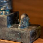Philippe Geluck Instagram - Ce n’est pas évident de mettre une des statues monumentales dans son salon, fort heureusement il existe des versions miniatures en bronze. Il parait que ce bronze vaut de l’or !