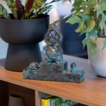 Philippe Geluck Instagram - Ce n’est pas évident de mettre une des statues monumentales dans son salon, fort heureusement il existe des versions miniatures en bronze. Il parait que ce bronze vaut de l’or !