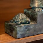 Philippe Geluck Instagram - Ce n’est pas évident de mettre une des statues monumentales dans son salon, fort heureusement il existe des versions miniatures en bronze. Il parait que ce bronze vaut de l’or !