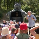 Philippe Geluck Instagram - Cette classe de jeunes enfants a eu la chance de profiter d’une jolie explication de cette statue de la part de Philippe Geluck. L’exposition se prolonge jusqu’en février au Parc Royal et est gratuite uniquement pour ceux qui ont une « Beauté Intérieure ». Bonne nouvelle, l’expo Le Chat Déambule joue les prolongations jusqu’en février au Parc Royal. @delaprod.be 📸