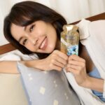 Phoebe Yuan Instagram - 🎁抽獎送出兩份晚美飲 （留言並且 @一位朋友 就可以參加抽獎喔 ) 身為幕前工作者，美麗對我來說是事業的一部分，因為知道好的睡眠絕對是讓氣色擁有最佳狀態的秘訣，所以不管有沒有繁忙的工作，我堅持都要睡好睡滿，最近每天晚上睡前一包晚美飲，當作夜間保養重要的一環， 和你們分享我覺得晚美飲帶來的三大優勢 1.心靈的寧靜和平靜：好的睡眠對我來說是心靈的慰籍。日本專利GABA、鎂和色胺酸的組合，讓我白天疲憊的思緒在入睡時候得到了放鬆，每次睡眠都是可以重設身心的時刻。隔天早上當我清爽有活力地迎接新的一天的同時，總是充滿著感謝。 2.美麗的狀態：好的睡眠是我的美容秘笈。當睡覺時，日本專利玻尿酸、冰晶蕃茄、微米珍珠粉幫助養顏美容，細膩地養護每一個夜晚。每天早上醒來，我感覺充滿活力、氣色滿分，顯然是被晚美飲照顧得無微不至的成果。 3.全身的保養與放鬆：極萃雪蓮、NMN成分，除了讓我好好入睡之外，還像一場奢華的SPA療程，讓身體在夜間也能持續保養，持續修復，狀態一天比一天更好。。 美麗不僅僅是依賴於化妝和濾鏡，它同樣深受我們的內在健康影響，要實現這個目標，好好入睡絕對是關鍵因素。 #麗彤生醫 #睡前晚美飲完美會上癮#晚美飲 #晚美上癮 @DV 麗彤生醫 IG：dv_deessevivante