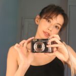 Phoebe Yuan Instagram - 情緒是會互相影響的，有時幫助別人不是照單全收對方的情緒，而是想著讓彼此都能往更開心、快樂的方向前進。 假設我們是容器，分擔情緒的方式不是把對方不開心的水，全部都倒在自己的杯子裡。應該是要讓對方自己把不開心的水倒出去，而不是每次都倒到你那邊來，要想著怎麼樣才能幫他執行倒出去的動作。當我們幫助他倒出去，不承接別人不開心的水，我們都呈現了空瓶子的狀態，就可以裝更多開心的、有創造力、平靜、快樂穩定的水和能量。 接住別人也是一樣的道理，接住他是幫助他平穩的落在土地上，而不是當他的墊背讓他跌在土地上的時候順便把你壓死了。有時候我們會沒有辦法分得很清楚，而默默承接了別人的痛苦。原來承接了別人的痛苦，他們的痛苦還是存在不會減輕，但若能指引讓他卸下痛苦，就不會複製痛苦在自己身上，也能讓他解決痛苦的問題。 想著要幫別人分擔解憂的時候，應該是要往這個方向去思考，這樣我們就會平衡很多。和別人的關係也是一樣，才不會一直處在失衡的狀態。大家試試看後可以告訴我感想，一起來聊看看有沒有什麼有趣的事情發生。 希望大家都可以成為那個幫助別人卸下重擔在土地上的那個人，不是幫別人背下重擔而壓死自己的那個人。 #身心靈平衡 #身心靈成長 #療癒語錄 #情緒健康 #godfeeling