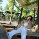 Phoebe Yuan Instagram - 最近在散步回家或是洗澡的時候忽然有點理解，一直糾結的那些事、那些人。 懂了因為曾經經歷過的壓力，所以選擇淡漠的時候，反而是一種愛。 @clubmonaco @imaginextw #ClubmonacoTW