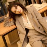 Phoebe Yuan Instagram - 走進全新改造的Club Monaco微風信義店，彷彿穿越到了紐約的時尚殿堂。店內簡約但精緻，原木和大理石搭配上柔和的燈光和灰色牆面，讓整個空間流露著舒適高雅的氣息。 2023秋冬系列的每套衣服都是時尚和舒適的完美融合。除了簡單大方可以襯托出一個人的質感之外，還能恰到好處的展現女性魅力，完全就是我今年想要呈現給大家的風格。 現在周年慶有優惠，精打細算的時尚達人們，微風信義Club Monaco 店今年秋冬絕對可以大大滿足你的品味。 @ClubMonaco @Imaginextw #ClubMonacotw