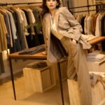 Phoebe Yuan Instagram - 走進全新改造的Club Monaco微風信義店，彷彿穿越到了紐約的時尚殿堂。店內簡約但精緻，原木和大理石搭配上柔和的燈光和灰色牆面，讓整個空間流露著舒適高雅的氣息。 2023秋冬系列的每套衣服都是時尚和舒適的完美融合。除了簡單大方可以襯托出一個人的質感之外，還能恰到好處的展現女性魅力，完全就是我今年想要呈現給大家的風格。 現在周年慶有優惠，精打細算的時尚達人們，微風信義Club Monaco 店今年秋冬絕對可以大大滿足你的品味。 @ClubMonaco @Imaginextw #ClubMonacotw