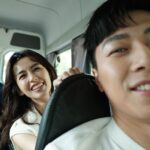 Phoebe Yuan Instagram - 當需要獲得療癒的時候就勇敢的說出來吧！當覺得很受傷需要擦藥的時候，請告訴大家你受傷了，不要像貓咪一樣躲起來，自己面對自己的傷口。 傷口是需要透氣消毒在通風的地方才好的快，若一直悶著會讓傷口長金黃色葡萄球菌，反而會讓傷口變得更糟糕。若把心都封閉起來也會長心靈的細菌，沒有受傷的狀態下，若長期處在不通風的環境也會變得不健康。 告訴大家需要療傷或是對別人示弱，並不代表就是個弱者，再強的人都有覺得需要休息或者是軟弱的時刻。連無敵鐵金剛都是需要有人員坐在裡面、或是來點動力、或是有人操作才可以行動，何況我們就只是一個有機的物體。 像個普通人到底有什麼不好的呢？為什麼大家都想要成為沒有缺點、沒有弱點、不會受傷的機器人？失去了柔軟的地方、好像失去了情感、好像大家都很不在乎柔軟的心，不想要讓柔軟的心成為自己的弱點。所以常常會在心的外面裝上金屬刺蝟的裝置、或是把心用金屬牆壁封閉起來。 變形金剛某部分的弱點是人類，當他們對人類有感情的時候，這個就變成了他們的弱點。但從電影的角度看來，這同時也是他們最大的優點，不是嗎？弱點的另外一面就是優點，脆弱的感情另外一面就是堅定的情感，為什麼我們在看國片的時候都會為家人的情感、夫妻的情感、男女朋友的情感流淚而感動？照理講偽裝的鋼鐵刺蝟心，應該都覺得這一切都在辦家家酒啊！有什麼好哭的呢？或許就是在鋼鐵外殼裡面那顆柔軟的心，從來都沒有變過的關係。 我們以為的偽裝其實從來不需要，也不需要躲藏，若是真心的表達出來讓愛你的人知道這沒有不好，討厭你或想傷害你的人不管你做什麼樣的事情，他都會想盡辦法來傷害你，但是愛你或是需要你的人，用刺蝟的心更柔軟的心對著他們，他們接收到而反應給你的情緒會有很大的不同。 真的別擔心，大家都是普通的人類。每個人都有頭腦、有四肢、有心臟、有鼻子眼睛嘴巴，沒有人的心智是像機械那樣無堅不摧的。 我們永遠有選擇，就算是機器人也能選擇自己想要變成博派金剛或狂派金剛，連機器人都有選擇了，我們怎麼可能沒有？別再欺騙自己說沒有選擇了，是現實逼迫你的。沒有這回事！能主導你的人生的永遠都只有你自己。 #療癒語錄 #療癒心靈