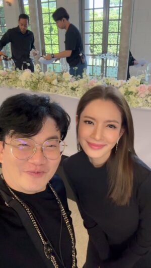 Piya Sawetpikul Instagram - #ก้องแอบดู  #ก้องขอเผือก  บังเอิญเจอ น้อง #แอฟทักษอร @aff_taksaorn น้องน่ารักเหมือนเดิม❤️❤️ น้องมาร่วมแสดงความยินดีในงานเปิดตัว ซีรีส์ #hangout #monomax #เริ่ม17พยนี้ @thanya.wachi @bewachi