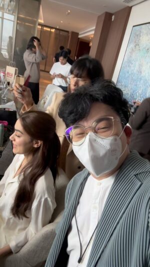 Piya Sawetpikul Instagram - #ก้องแอบดู #ก้องขอเผือก บุกห้องแต่งตัว #บ่าวสาว  #RoyalSuite #โรงแรมเซ็นทาราแกรนด์ #centralworld #หมากคิม  @kimmy_kimberley  @mark_prin #markimthewedding #chicplanner @chicplanner #เรื่องนี้ต้องดู