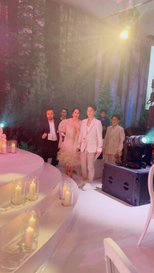 Piya Sawetpikul Instagram - #ก้องแอบดู #ก้องขอเผือก ช่วงเวลาการเปิดต้ว #บ่าวสาว #หมากคิม #markimthewedding กับเวลาสุดพิเศษ #หมากคิม @Kimmy_Kimberley @mark_prin #วีไวโอเล็ต @violettewautier #ดีเจเอกกี้ @dj_eaky #อ้นศรีพรรณ @ohnsri1000 #เรื่องนี้ต้องดู #chicplanner @chicplanner  #centaragrandcentralworld