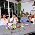 Piya Sawetpikul Instagram - ครึ้มอกครึ้มใจ สวัสดีปีใหม่ที่ร้านกลางป่า พาไปสูดออกซิเจนให้เต็มปอดกับร้านร่มรื่น โดยฝีมือนักจัดสวนเจ้าของรางวัลมากมาย สัมผัสร่มเงาแห่งความสุข ที่มาพร้อมกับหลายเมนูสุดอร่อย โดยเฉพาะ แกงเขียวหวานกรุบกะลา สูตรเฉพาะ ถึงเครื่อง ถึงรสชาติ อิ่มเพลิน เดินชมธรรมชาติ สุดประทับใจ #ลิ้นติดโปรGOติดดาว อาทิตย์ที่ 7ม.ค นี้ ดูทีวีกด33ดูมือถือกด3plus @topdaraneenute @babybee_happy @nare_naja @ishant_mav