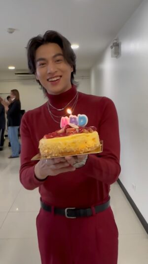 Piya Sawetpikul Instagram - #ก้องแอบดู #ก้องขอเผือก ประทับใจ กะ #happybirthdayย้อนหลัง โดย น้ิอง #กลัฟคณาวุฒิ @gulfkanawut #ขอบคุณที่สุดค่ะ #ขอบคุณมากกกนะคะ ขอให้น้อง #เจริญรุ่งเรือง #มากๆๆๆๆๆๆ นะคะ #เรื่องนี้ต้องดู