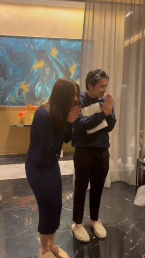Piya Sawetpikul Instagram - #ก้องแอบดู #ก้องขอเผือก #ว่าที่บ่าวสาว แจก #การ์ดแต่งงาน🙏ผู้ใหญ่ที่เคารพ ❤️ผู้จัด ❤️ดารา 👍แบบสะใจสุดดดด #หมากคิม #หมากปริญ @mark_prin  #คิมเบอร์ลี่ @kimmy_kimberley #เรื่ิองนี้ต้องดู