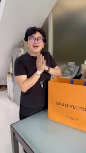 Piya Sawetpikul Instagram - #ก้องแอบดู #ก้องขอเผือก #ขอบคุณจากใจจริงๆค่ะ #ขอบคุณที่รักกัน #ของขวัญวันเกิด #lovelovelovelove #รู้นะคะว่าใคร ❤️❤️❤️