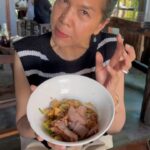 Piya Sawetpikul Instagram - #ก้องต้องกิน ร้านนี้ #ก๋วยเตี่ยวป้าห่อ #ราชบุรี เพื่อนรัก #ท็อปดารณีนุช @topdaraneenute พูดถึงความอร่อย มาหลายต่อหลายเพลา มาถึงคราวที่ต้องพิสูจน์ความอร่อย บอกเลยค่ะว่า #ก๋วยเตี่ยวแห้งเส้นกลาง #เส้นไม่ใหญ่ไม่เล็ก #อร่อยสุด #ลูกชิ้นหมูปิ้ง #น้ำจิ้ม #อร่อยอะ #ข้าวต้มมัด #ข้าวเหนียวปิ้ง #ขนมใส่ไส้ #อร่อยจนต้องห่อกลับ #การันตีความอร่อน แวะไปลองชิมกันนะคะ #ไม่ผิดหวัง ก๋วยเตี๋ยวป้าห่อ@ปากท่อ ราชบุรี