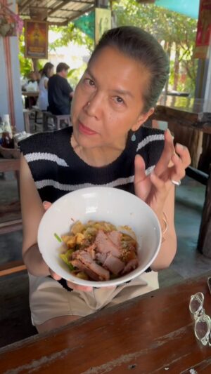 Piya Sawetpikul Instagram - #ก้องต้องกิน  ร้านนี้ #ก๋วยเตี่ยวป้าห่อ #ราชบุรี เพื่อนรัก #ท็อปดารณีนุช @topdaraneenute พูดถึงความอร่อย มาหลายต่อหลายเพลา มาถึงคราวที่ต้องพิสูจน์ความอร่อย บอกเลยค่ะว่า #ก๋วยเตี่ยวแห้งเส้นกลาง #เส้นไม่ใหญ่ไม่เล็ก #อร่อยสุด #ลูกชิ้นหมูปิ้ง #น้ำจิ้ม #อร่อยอะ #ข้าวต้มมัด #ข้าวเหนียวปิ้ง #ขนมใส่ไส้ #อร่อยจนต้องห่อกลับ #การันตีความอร่อน แวะไปลองชิมกันนะคะ #ไม่ผิดหวัง