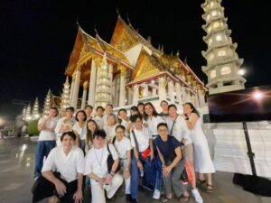Piya Sawetpikul Instagram - 🙏เหล่ากัลยาณมิตรมาร่วมบุญกัน ชวนกันเข้าวัดในวันสุดท้ายของปี 31 ธันวาคม 2566 
เพื่อแจก น้ำเต้าหู้ /น้ำเต้าหู้งาดำ /น้ำเก็กฮวย /น้ำพั้นซ์  แก่ผู้เข้าร่วม สวดมนต์ ข้ามปี ที่ #วัดสุทัศนเทพวรารามราชวรมหาวิหาร จำนวน 1,500 ขวด #วัดบวรนิเวศราชวรวิหาร จำนวน 600 ขวด  #วัดสระเกศราชวรมหาวิหาร จำนวน 500 ขวด  #วัดน้อยนพคุณ จำนวน 400 ขวด รวมทั้งสิ้น 4 วัด จำนวน 3,000 ขวด  และร่วมกันถวาย
สังฆทาน ผ้าไตรจีวร ที่ #วัดสุทัศน์ หลังจากนั้นได้เข้าพระวิหาร เพื่อสวดมนต์ข้ามปี เพื่ิอความเป็นสิริมงคลข้ามปี ณ #วัดสุทัศนเทพวรารามราชวรมหาวิหาร 
และขอกราบขอบพระคุณ และกราบอนุโมทนาบุญกับเจ้าภาพผู้ร่วมบุญทุกท่าน
คุณยุ้ยอรอุมา @yuyuuyui  พี่ แดงธัญญา @thanya.wachi ท็อปดารณีนุช @topdaraneenute ชุดาภาจันทเขตต์ @chudapha น้ำฝน @namfonboontarik ทรงวุด @wootkub.2507 พี่ ไก่วรายุฑ @kai_varayuth พี่ แจงวราพรรณ @jangwarapun พี่นุ้ย @nuiwit พี่แตนหมอก้อง @torchit_tan พี่ ปูปริศนา @pooprissana2465 พี่จี๋ @jee_sonix น้อง โบ๊ทธารา @boattaratipa ยุ่นยี่ แจ็คฟินแอร์ @jackboonyamas เล็กวินัย @iamlekxantia น้องหนุ่ม @mr.p_23 ป้าเก๋พีอา @kae_sc เต้ยซัง น้องก้อย หน่อยชล น้องแหม่ม
พี่หน่อยแว่นตาHollywood 
ป้าแจ๋วยุทธนา @paajaew กษาณฑ์ นันทรัตน์ จีรจรรย์ 
อิสรวรรณ หมอก้องและทีมละคร @kong_sarawit 
ที่มาร่วมเป็นเจ้าภาพในวันนี้นะคะ 🙏🙏🙏
และขอบพระคุณทุกๆท่านที่มาร่วมแรงแจกน้ำในวันนี้ทุกท่านด้วยนะคะ
🙏กราบอนุโมทนา สาธุ ในบุญกุศลครั้งนี้ กับทุกๆท่านด้วยนะคะ
อิ่มบุญ อิ่มใจ ปิติสุข #มีความสุขมากๆทุกๆท่านนะคะ #ชีวิตราบรื่น  #รุ่งเรือง #ร่ำรวย #แข็งแรงมากๆนะคะ #มีความสุข #มีความเจริญ มากๆนะคะ🙏 #น้ำเต้าหู้เตาถ่าน #น้ำเต้าหู้งาดำ #น้ำเต้าหู้ PaPa Tofu
#วัดสุทัศนเทพวรารามราชวรมหาวิหาร