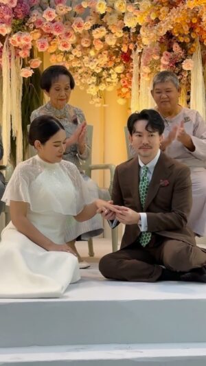 Piya Sawetpikul Instagram - #ก้องแอบดู #ก้องขอเผือก งานแต่ง น้องจ๋า @jajapattamadilok ลูกสาวพี่ #ปูปริศนา @pooprissana2465 กับ พี่วิทย์ @w_witme น้องชายพี่ #คิงสมจริง @somching เป็นงานแต่งงานที่น่ารักอบอุ่นและมีความสุข ￼ ￼ กับกลิ่นไอของความรักของบ่าวสาว ￼#ดีใจด้วยนะคะ #ดีใจกับบ่าวสาว #ดีใจกับครอบครัวด้วยนะคะ💕 #มีความสุขมากๆ #มีแต่เรื่องดีๆๆ #รักทั้งคู่ นะค่ะ❤️❤️