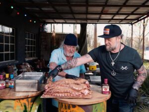 Plura Jonsson Instagram - I reklamsamarbete med Bull's-Eye BBQ-sauce. En av sommarens höjdpunkter! Jag & Mats på Garage gästade Matgeeks youtubekanal i en livesänding där vi delade grilltips. Brassade fantastiska burgare och ribs med olika såser från Bull’s-Eye. Riktigt gott! @garagebar.se #garagebar #plura @johanhedberg
