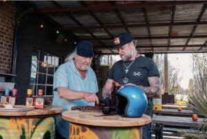 Plura Jonsson Instagram - I reklamsamarbete med Bull's-Eye BBQ-sauce. Jag och Mats lagade fantastiska ribs på Garage bar i Höganäs. Vi testade några olika såser från Bull’s-Eye. Grymt gott! @garagebar.se #garagebar
