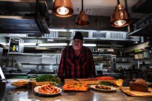 Plura Jonsson Instagram - Provlagar mat till mitt julbord på @stortorgskallaren, premiär 17/11 #plurasjulbord #plurasjul #jul #plura
