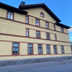 Plura Jonsson Instagram - Gamla järnvägshotellet i Flen, här skrevs Vi gå över daggstänkta berg, bara en sån sak.