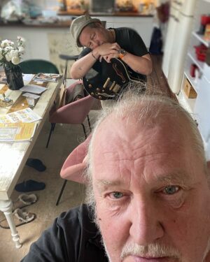 Plura Jonsson Instagram - Nytt avsnitt av @poddkarusellen ute idag - ni hittar oss överallt där poddar bor #plura