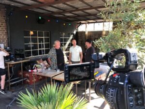 Plura Jonsson Instagram - I reklamsamarbete med Bull's-Eye BBQ-sauce. En av sommarens höjdpunkter! Jag & Mats på Garage gästade Matgeeks youtubekanal i en livesänding där vi delade grilltips. Brassade fantastiska burgare och ribs med olika såser från Bull’s-Eye. Riktigt gott! @garagebar.se #garagebar #plura @johanhedberg