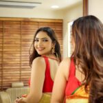 Pooja Banerjee Instagram - Just like my saree I’m woven with elegance, grace and finesse… ⚜️ Saree by @kankatala ⚜️HAIR & MAKE-UP BY @change_salon_professional ⚜️ Shot by @adphottography #PoojaBanerjii #KanjeevaramSaree #DrapeDiaries #sareelove #sareeloverforever #saree #Bengaligirl Nagpur