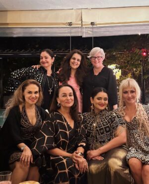 Pooja Bhatt Instagram - Girls! Girls! Girls! 🖤🪩
@shantal777 @sonirazdan @carissahickling @bebika.dhurve @marvieannbeck @nandiniisen6 
#NewYearsEve2023