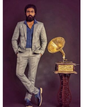 Prajin Padmanabhan Instagram - Here the loving team behind the shoot ♥️
MUA @murugeshmakeup_hair 
STUDIO @pokostudioguindy 
STYLING @sandra_amy_prajin
SHOES @danny_n_jones
