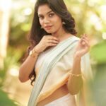Pranika Dhakshu Instagram - பல கவிதை எழுதுகிறேன் எதிலும் உன்நினைவுகளின் சாயல் இல்லாமல் முடிந்ததில்லை..!!!🦋🍃 Costumes - @kaarigai.sarees Photographer - @camerasenthil Makeup - @anjusartistry Shoot Organized by @rrajeshananda . . . #pranikadhakshu #zara #saree #sareelove #sareelover #sareefashion #sareelovers #traditional #trending #style #look
